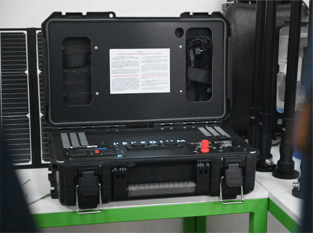 Портативна станція E-Koffer 1500: 1350 Вт·год, 1000/1800 Вт, для військових та експедицій. Водонепроникний корпус, вага 13,5 кг, запуск техніки.