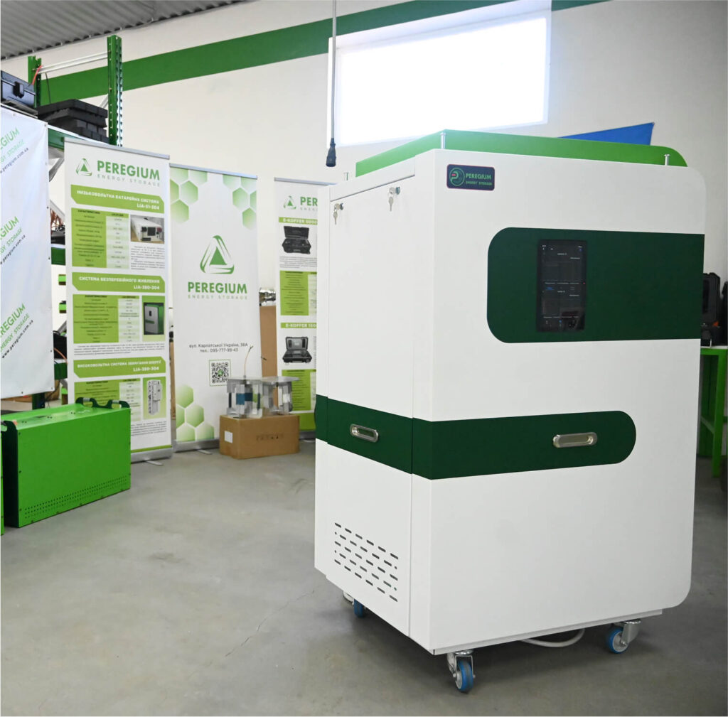 Промислова система LIA-240-120: 26 кВт·год, 225В, паралельне підключення до 104 кВт·год. Smart BMS, струм 120А, ідеальна для комерційних об'єктів.